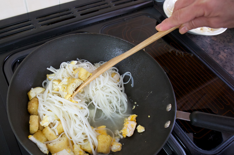 stir-frying beancurd and egg